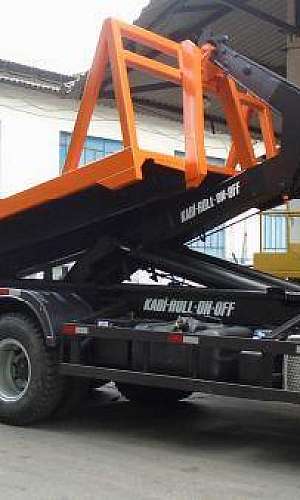 Caminhão roll on com garra sucateira Caminhão roll on com garra sucateira